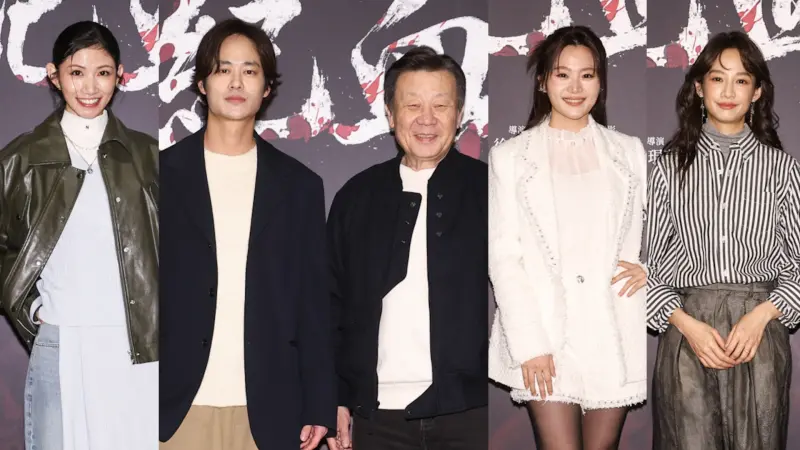 ▲李千娜（左起）夏騰宏、寇世勳、楊小黎簡嫚書出席《世紀血案》殺青記者會，活動一公開，外界才知道林義雄的「林宅血案」被翻拍成電影，因為夏騰宏一句「只能看著照片揣摩和想像神韻」來詮釋林義雄，遭到外界質疑沒獲得受害者授權同意，直言翻拍是二次揭開林義雄與其家人傷疤。（圖／費思兔文化娛樂股份有限公司提供）