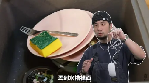 ▲知名 YouTuber「超認真少年」阿仔師在影片中展示這款號稱只要「丟到水槽裡面」就能洗淨碗盤的滑鼠造型超音波清洗機，並直言其實測結果根本是用來騙人的「電子垃圾」。（圖／翻攝自超認真少年YouTube）