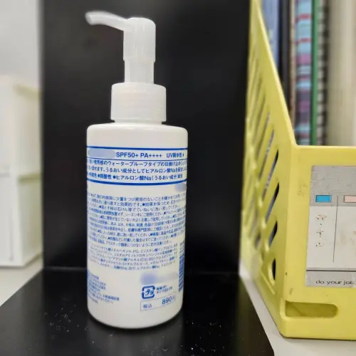 ▲違規樣態範例(無中文標示)-防曬乳液。（圖／高雄市衛生局）