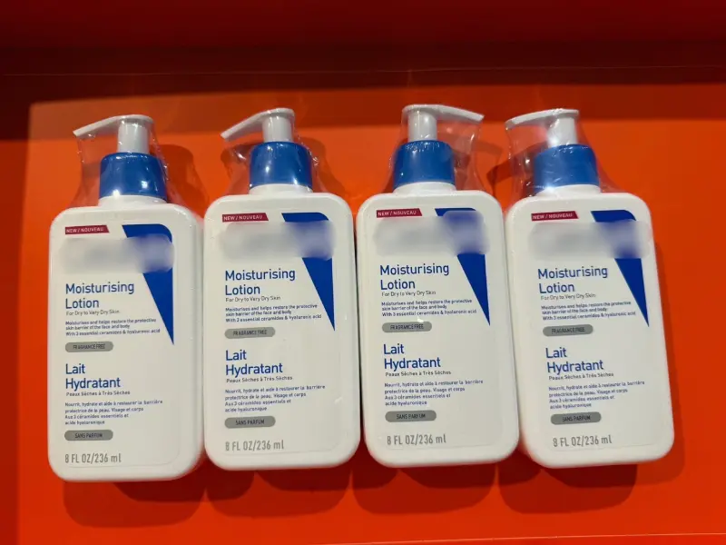 ▲違規樣態範例(無中文標示)-保濕乳液。（圖／高雄市衛生局）