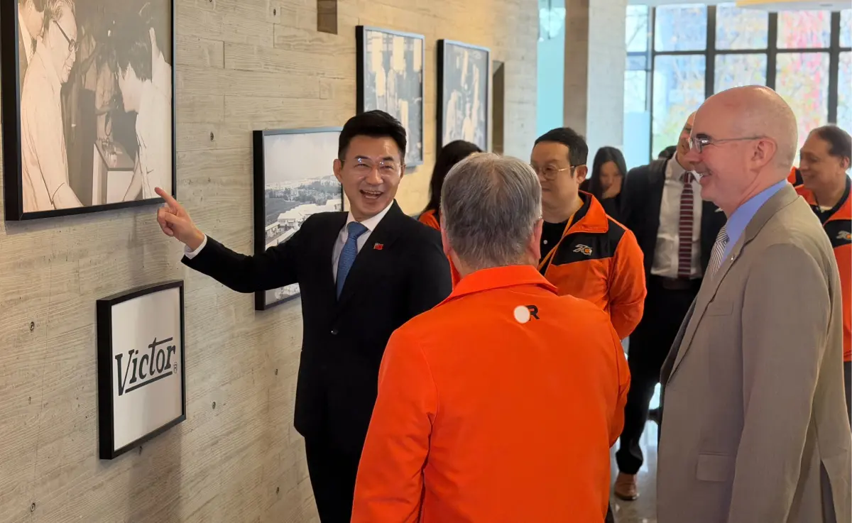 ▲立法院副院長江啟臣今安排美國在台協會處長谷立言（右）參訪台灣工具機龍頭「台中精機」。（圖／江啟臣提供，2026.02.06）