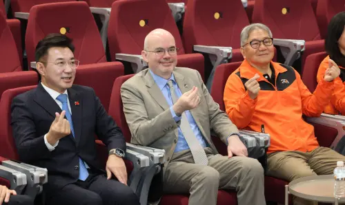 台中合體AIT處長被問藍白卡對美軍購案　江啟臣：解鈴還須繫鈴人
