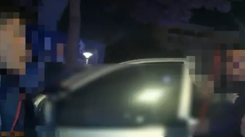 板橋男深夜大街狂揮「月斧」路人嚇壞報警！被逮急喊：在跟朋友玩
