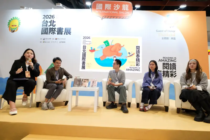 ▲泰國BL作家柴拉特•皮皮帕塔納普拉普（右三）、納帕頌•克穆塔（右二）、以及MTRD.S（右一）出席講座「從小眾走向主流：泰國BL文學的演化及藍圖」（圖／台北書展基金會）