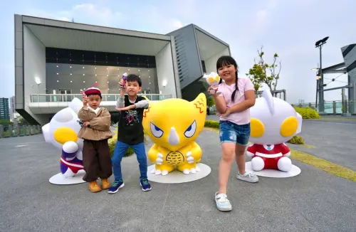 ▲高雄旅運中心有初代、迪卡、哥摩拉可愛公仔，適合小朋友拍照。（圖／高雄市觀光局提供）