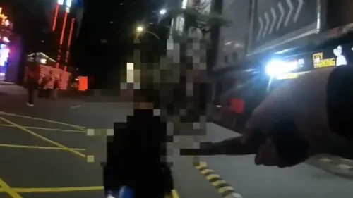 信義醉女「拿碎酒瓶逼近員警」當街對峙吼：放下！下秒遭狼狽側摔
