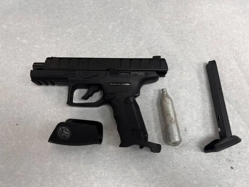 ▲台中西屯豪宅、汽車遭彈擊 男子辯只是好玩（圖/記者鄧力軍翻攝）