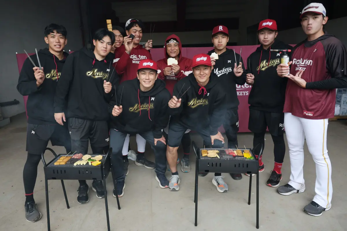 ▲樂天金鷲名將銀次、岡島豪郎來台擔任樂天桃猿客座教練，今日與桃猿小將體驗台式烤肉。（圖／樂天桃猿提供）