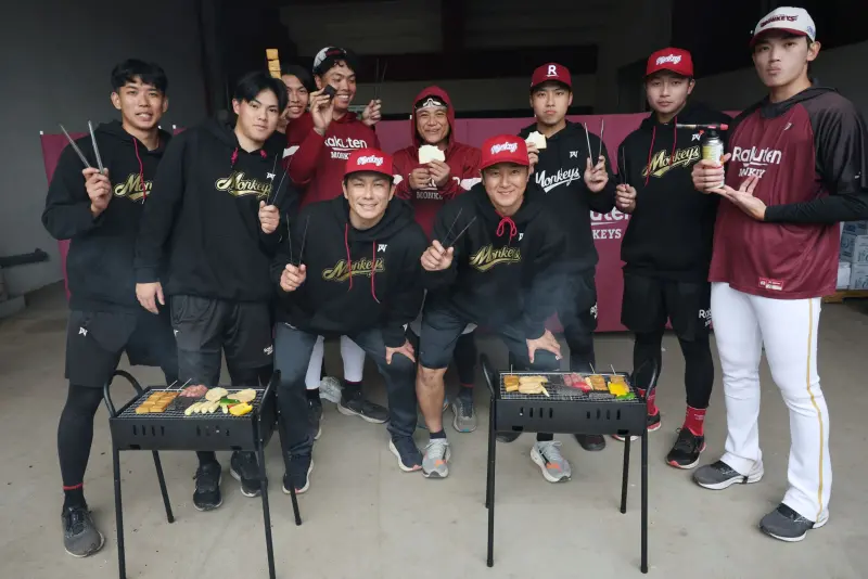 ▲樂天金鷲名將銀次、岡島豪郎來台擔任樂天桃猿客座教練，今日與桃猿小將體驗台式烤肉。（圖／樂天桃猿提供）