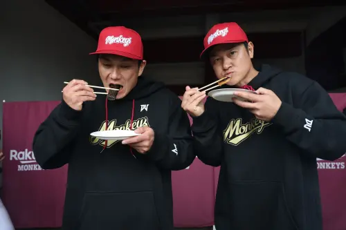 ▲樂天金鷲名將銀次（右）、岡島豪郎（左）來台擔任樂天桃猿客座教練，今日與桃猿小將體驗台式烤肉。（圖／樂天桃猿提供）