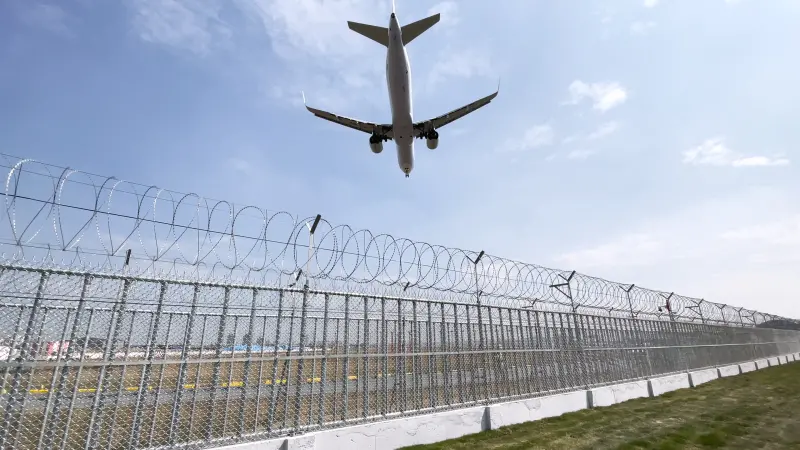 ▲為拉近機場與民眾的距離，高雄國際航空站將中山四路側圍牆改建為具穿透性的「雙層菱形網」圍籬，在確保機場保安下，也讓民眾能飽覽飛機起降風彩。(圖／高雄國際航空站堤供)