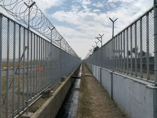 ▲新的圍籬設計不僅是為了「好看」，更兼具了高科技的保安思維。在提升視覺穿透性的同時，機場保安等級不降反升，透過「五道防護機制」打造銅牆鐵壁。(圖／高雄國際航空站堤供)