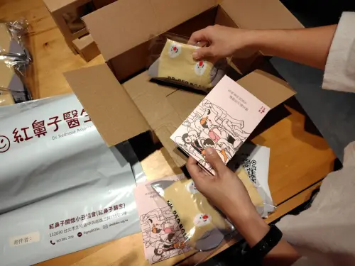 ▲紅鼻子醫生在蝦皮平台將義賣經營為可送禮的公益小店，透過文創小物吸引民眾下單支持，再搭配感謝卡，讓支持者感受到回饋。（圖／蝦皮提供）
