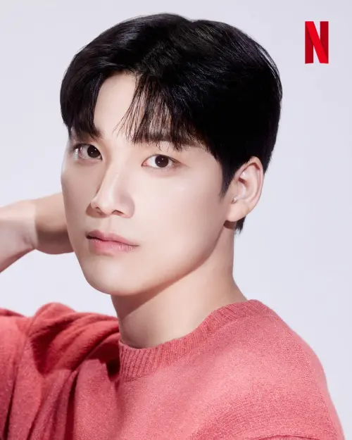 ▲申玹宇肩膀超寬的好身材讓人很有安全感。（圖／翻攝自IG@netflixkr）