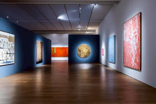 ▲「共鳴：光、愛與色彩的交響」即日起展出至 4 月 20 日，匯聚16位重要當代藝術家，透過豐富的現當代作品，引領觀眾分別看見內心的光。（圖／富邦金控提供）