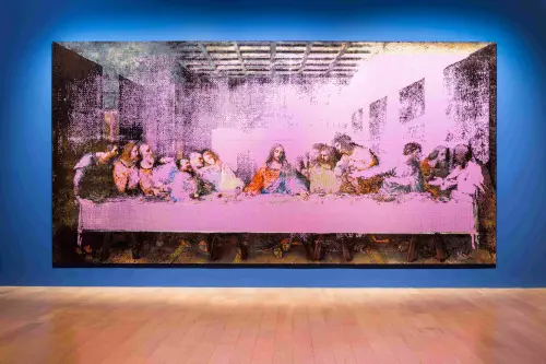 ▲「共鳴：光、愛與色彩的交響」艾未未運用 37 萬個樂高積木打造近 7 米寬的《最後的晚餐（粉紅）》（The Last Supper in Pink）。（圖／富邦金控提供）