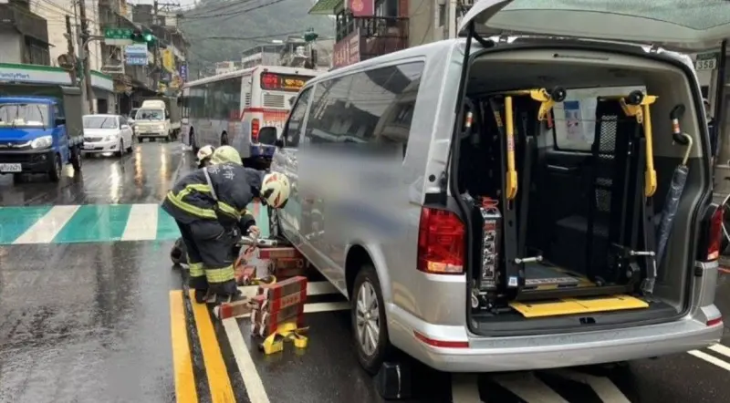 ▲一輛復康巴士行經新北市新店區安康路三段時不慎撞到一名行人，導致行人卡車底命危。（圖／翻攝畫面）