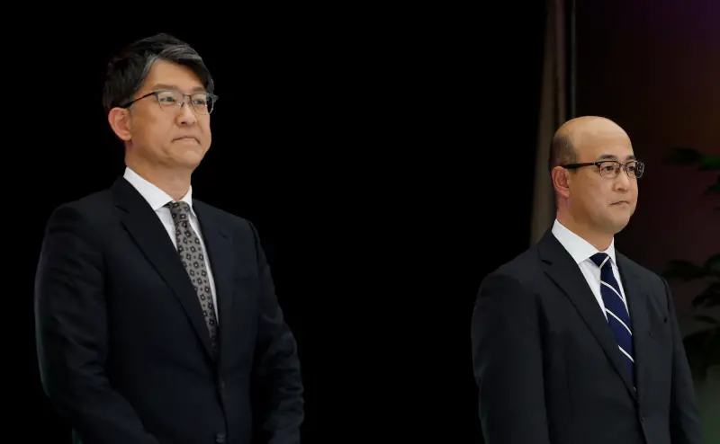 ▲豐田汽車（Toyota）今（6）日宣布，現任社長佐藤恒治（圖左）將轉任副董事長，由現任財務長近健太（圖右）接替其社長職務。（圖／路透／達志影像）