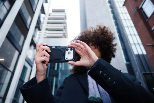 ▲徠卡LUX手機殼可快速吸附LUX手柄，提高拍攝時的穩定度。（圖／官方提供）