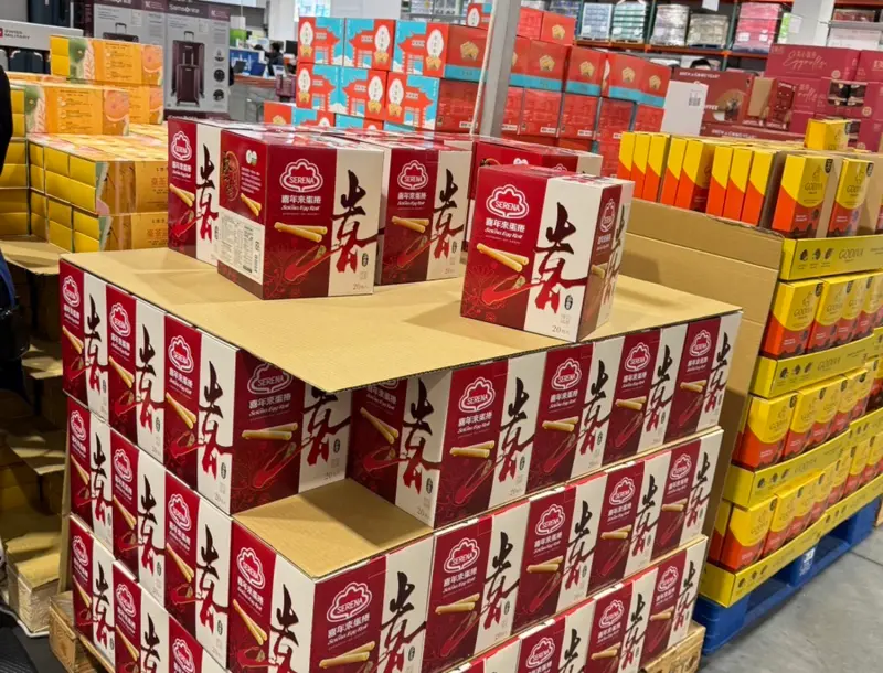 ▲好市多販售過年禮盒與食品眾多，其中「喜年來蛋捲」一一直以來都是好市多過年熱銷零食，甚至有會員一次出手搬3箱回家，送禮自用皆兩宜。（圖／Costco好市多 商品經驗老實說臉書）