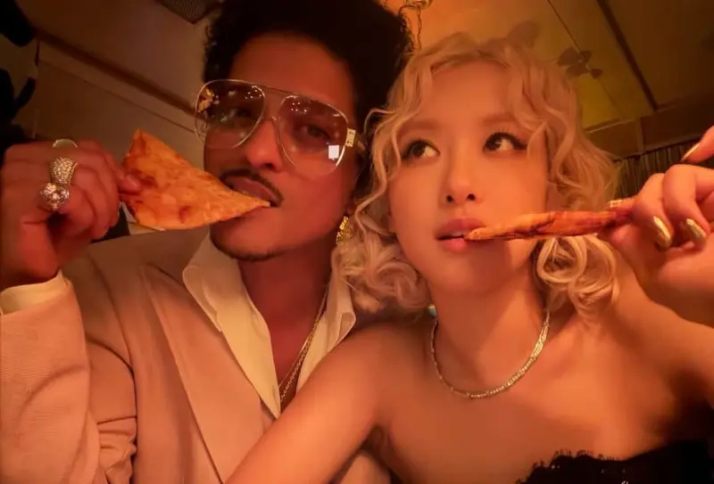 ▲Rosé（右）爆被火星人布魯諾（左）退追IG，經查證後發現兩人還在互相追蹤，火星人布魯諾也親發身高差惡搞照，打破與Rosé的不合傳聞。（圖／Rosé IG@roses_are_rosie）