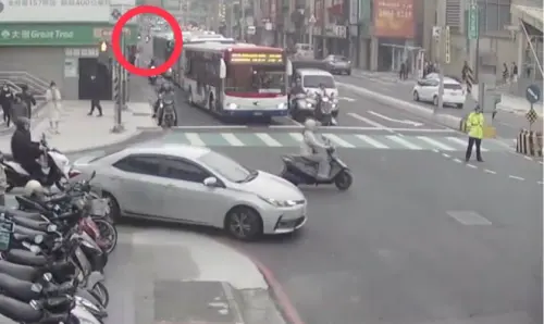 以為被瞪暴怒！新莊男「徒手狂打騎士」還不夠　車廂再掏鐵鎚猛追
