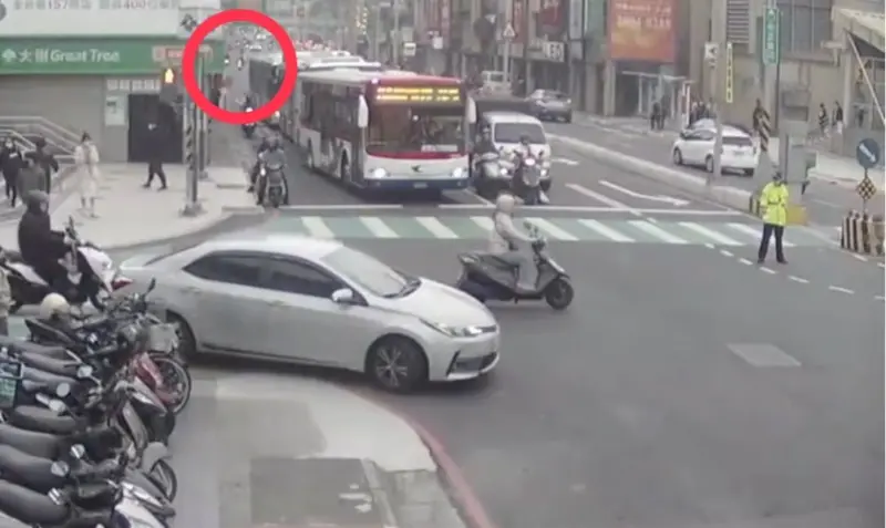 ▲新北市新莊區昨（5日）上午發生一起，陳男不滿遭騎士「看一眼」失控毆打對方。（圖／翻攝畫面）