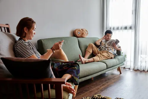 ▲藝人Gigi、史丹利鍾愛優渥實木，客廳餐廳家具一次到位。（圖／優渥提供）