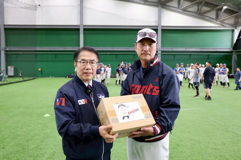 ▲台南市長黃偉哲贈送補給能量飲料由樂天巨人首席教練姜錫千代表接受。（圖／南市府提供）