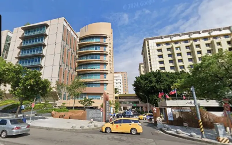 ▲台中榮總2醫師涉「廠商執刀」100萬交保，中市衛生局勒令各停業1月。（圖／翻攝google街景圖，2026.02.06）