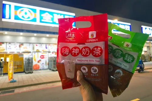 ▲嗨神奶茶沖泡飲（8 包）與抹茶拿鐵沖泡飲（15 包）皆享全聯優惠價。（圖／COMEBUY提供）