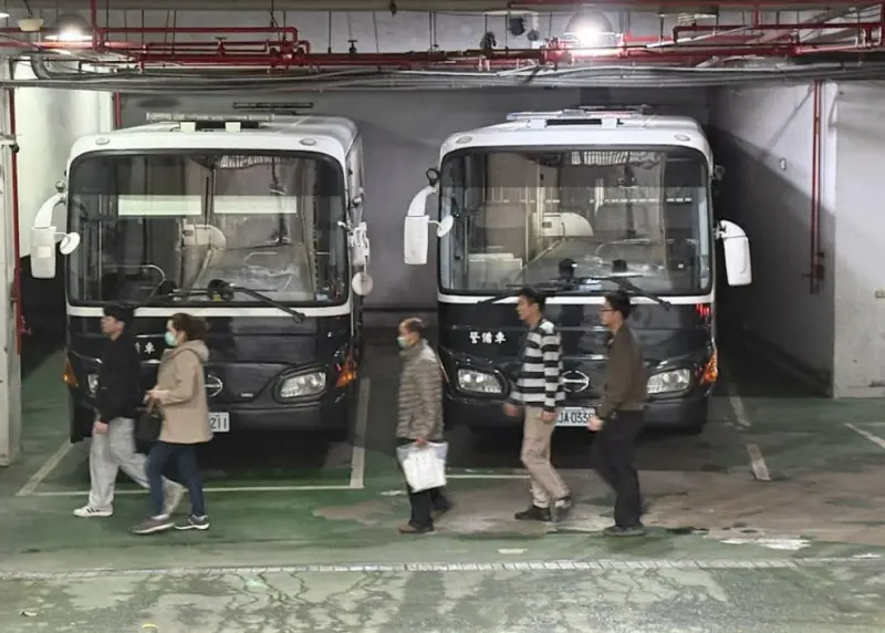 ▲涉新北市新店祥和路一林地保護區疑似遭非法傾倒200公噸廢棄物，安城等4家清潔社負責人、會計、員工被拘提到案。（圖／翻攝畫面）