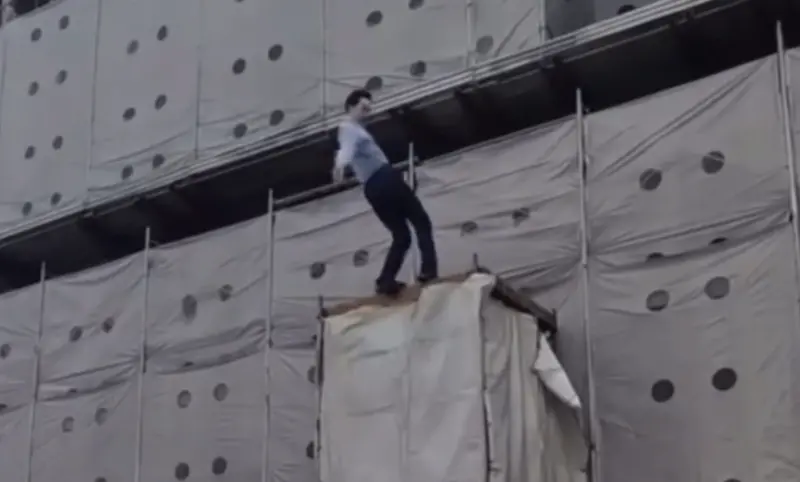 ▲《豆腐媽媽》替身蘇德揚重摔一度命危，劇組發聲道歉，但也強調，當下安全措施經過蘇男確認安全，才進行拍攝。（圖／翻攝自臉書@台北市電影戲劇業職業工會）