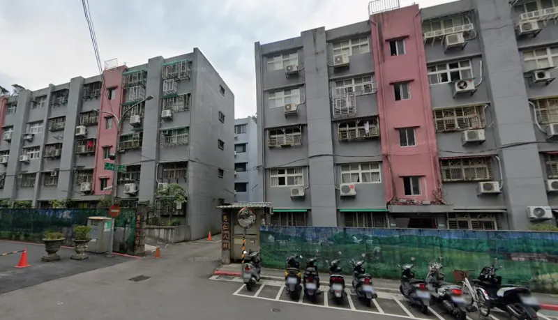 ▲慈仁八村位於北市大安區富陽街180巷，國民黨立委羅智強提案修《老舊眷村改建條例》，盼協助搬遷，但行政院認為是為特定個案修法，影響國家財政，決定不副署。（圖／翻攝Google地圖）