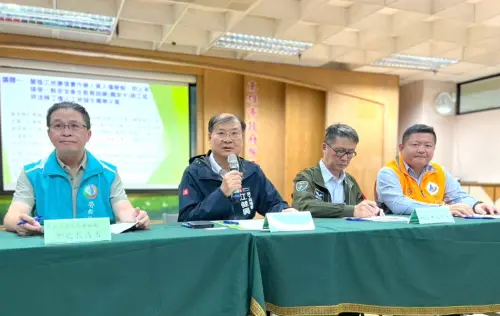 ▲高雄市政府勞工局舉辦營造業高階主管春安座談活動，勞工局局長江健興(左2)和與會營造業高階主管互動熱絡。(圖／高雄市政府勞工局提供)