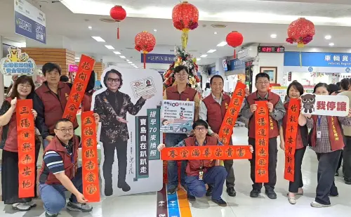 駿馬奔春福滿人間！公路局高雄市區監理所舉辦揮毫贈春聯活動
