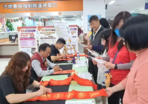 ▲高雄市區監理所舉辦駿馬奔春福滿人間揮毫贈春聯活動，邀請書法家到現場揮毫書寫春聯，吸引洽公民眾踴躍索取現場揮毫書寫的春聯。(圖／高雄市區監理所提供)