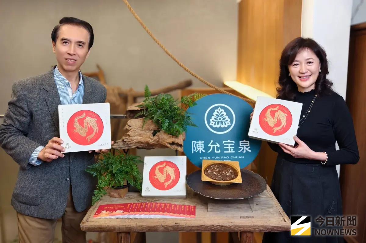 ▲迎接春節到來，陳允寶泉推出多款年節禮品，陳學聖特別推薦限定年糕「吉祥如意糕」，串起年節團圓時刻。（圖／記者金武鳳攝，2026.2.6)