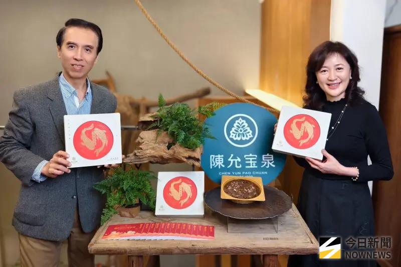 ▲迎接春節到來，陳允寶泉推出多款年節禮品，陳學聖特別推薦限定年糕「吉祥如意糕」，串起年節團圓時刻。（圖／記者金武鳳攝，2026.2.6)