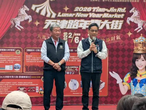 ▲台中市經發局長張峯源與天津商圈主委張聖明，歡迎全台民眾來台中買新衣，辦年貨再抽大獎。（圖／市府提供）