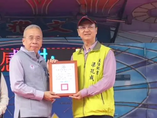 ▲林園區公所為感謝中油石化事業部等企業、協會及社團的共襄盛舉，乃由代理區長梁孔成(右)頒發感謝狀，由台灣中油公司石化事業部執行長黃三泰(右)代表接受。(圖／中油石化事業部提供)