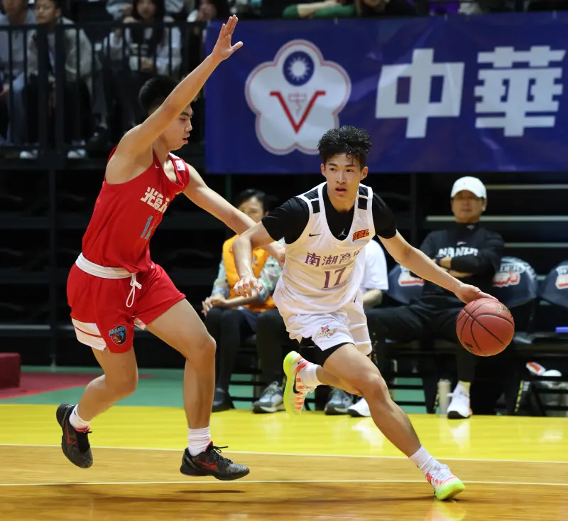 ▲今（6）日南湖迎戰上屆季軍光復高中，不只報了去年季軍戰的一箭之仇，更在第4節一度領先超過50分，最終以92：54橫掃對手，收下本季至今的10連勝，展現問鼎冠軍的絕對實力。其中南湖高一雙槍陳泓宇與王以勒合計攻下35分，兩人的亮眼表現也讓南湖助理教練感嘆：「完全不像高一新生。」（圖／高中體總提供）