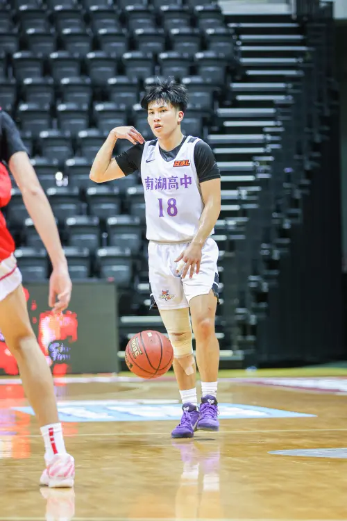 ▲南湖今日由幸宇勝砍下20分、9籃板表現最為穩定。而最吸睛的莫過於兩位「高一菜鳥」陳泓宇與王以勒，兩人今日分別攻下20分與15分，打出新人王氣勢。（圖／高中體總提供）