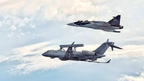 ▲紳寶JAS-39獅鷲戰機（後）與「全球之眼」預警機（前）同框飛行畫面。（圖／翻攝自紳寶SAAB官網）