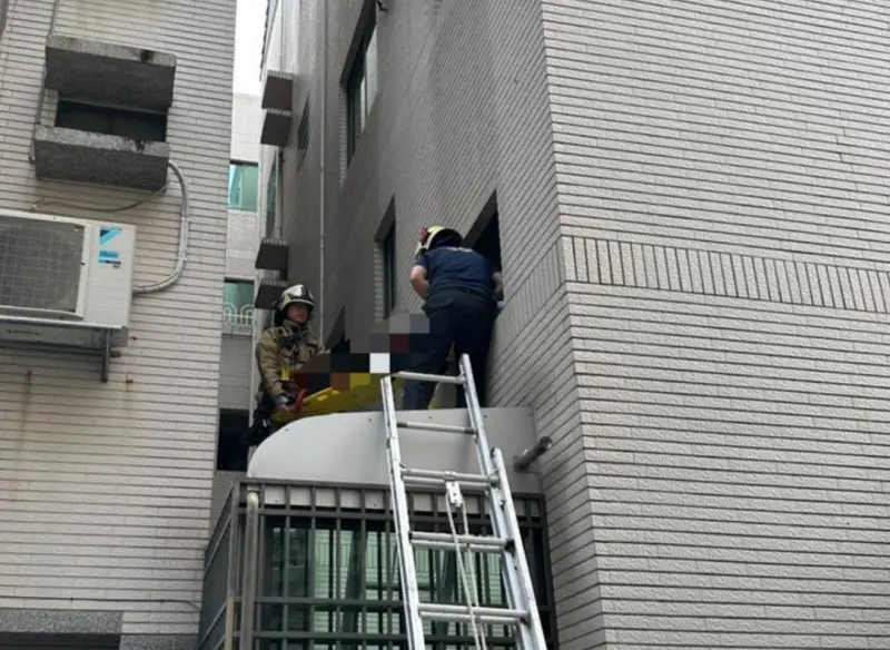 ▲高雄一名羅姓男子喝酒後，從4樓墜落到2樓採光罩上，消防人員急忙架梯前往急救。（圖／警方提供）