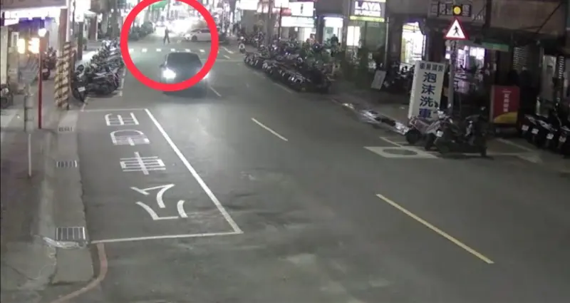 ▲新北市新莊區某熱炒店昨晚發生酒客拿菜刀砍人，被其他10餘人砸酒瓶、塑膠椅、酒箱圍攻的混亂場面。（圖／翻攝畫面）