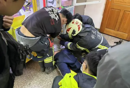 竊賊頭卡娃娃機洞口！新北樹林男偷藍牙卡拉OK組失利被當場活逮
