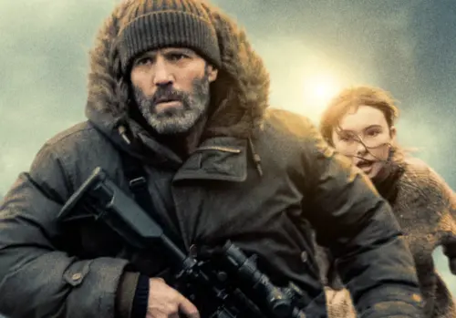 ▲傑森史塔森（左）在《天眼浩劫》因拯救少女陷入危機，全台戲院2月6日上映。（圖／摘自IMDb）