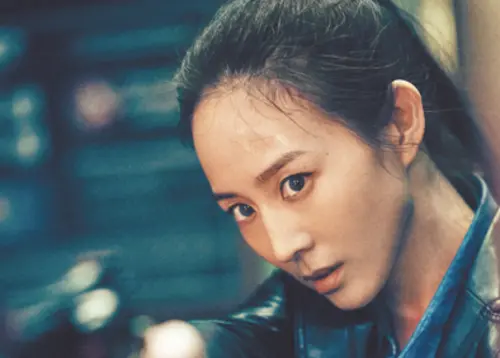 ▲張鈞甯在《匿殺》扮演為查懸案、鍥而不捨的女警，有不少激烈打鬥戲，台灣將於2月13日上映。（圖／車庫娛樂提供）