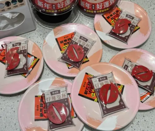 爭鮮又爆出奧客！偷看盲盒筊杯全拿光　她吃5盤傻眼：老實人最衰
